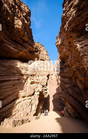 Gruppe von Touristen, die in das Amphitheater (el Anfiteatro) in die Quebrada de las Conchas, Cafayate, Argentinien Stockfoto