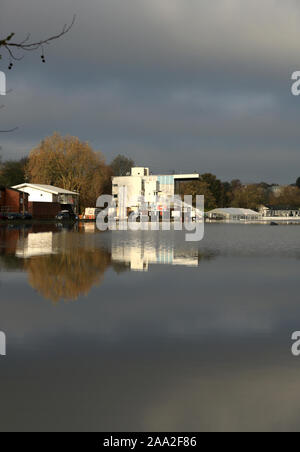 Worcester Pferderennbahn und Konferenzzentrum am Fluss Severn, Worcester, England, Großbritannien überschwemmt. Stockfoto