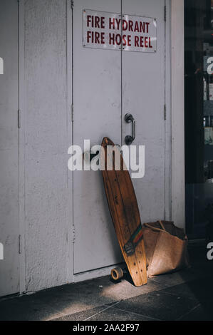 Skateboard auf der Straße an der Gold Coast Stockfoto