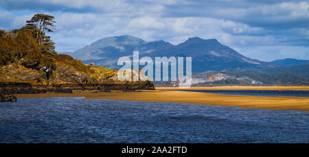 Borth y Gest North Wales mit Snowdonia im Hintergrund an einem schönen Sommertag. Stockfoto