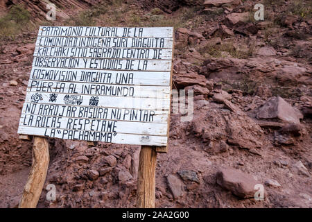 Namensschild über Suri Diaguita believings Kalchaki indigene Kultur in La Garganta del Diablo (Teufelsschlund) in die Quebrada de las Conchas, Argentinien Stockfoto