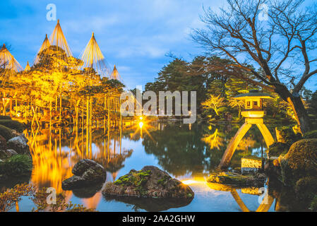 Nacht, die sechs Attribute Kenrokuen Garten in Kanazawa, Japan Stockfoto