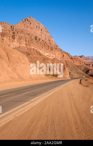 Route 68 (Ruta Nacional 68) durch die Quebrada de las Conchas Landschaft, Cafayate, Argentinien Stockfoto