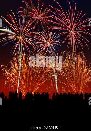 Silhouette von Menschen zu einem Feuerwerk. Stockfoto