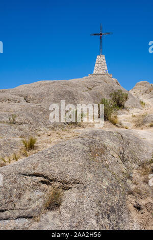 Metall Kreuz an der Spitze des Cerro de la Cruz (Cross Hill) in Tafí del Valle, Argentinien Stockfoto