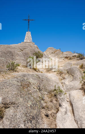 Metall Kreuz an der Spitze des Cerro de la Cruz (Cross Hill) in Tafí del Valle, Argentinien Stockfoto