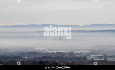 Brighton UK November 2019 19 - ein Kirchturm blicken über dem Nebel Blick nach Norden vom Teufel Damm auf der South Downs in der Nähe von Brighton nach der kältesten Nacht der Herbst so weit mit Temperaturen tauchen so niedrig wie minus 9 Grad in einigen Teilen von Schottland. Foto: Simon Dack/Alamy leben Nachrichten Stockfoto