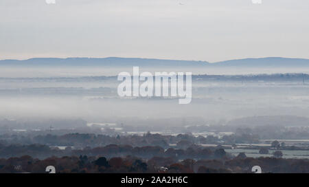 Brighton UK November 2019 19 - ein Kirchturm blicken über dem Nebel Blick nach Norden vom Teufel Damm auf der South Downs in der Nähe von Brighton nach der kältesten Nacht der Herbst so weit mit Temperaturen tauchen so niedrig wie minus 9 Grad in einigen Teilen von Schottland. Foto: Simon Dack/Alamy leben Nachrichten Stockfoto