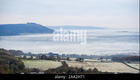 Brighton UK November 2019 19 - Am frühen Morgen Nebel und Frost legt über die Landschaft von der South Downs Nördlich von Brighton nach der kältesten Nacht der Herbst so weit mit Temperaturen tauchen so niedrig wie minus 9 Grad in einigen Teilen von Schottland. Foto: Simon Dack/Alamy leben Nachrichten Stockfoto