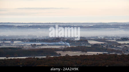 Brighton UK November 2019 19 - Am frühen Morgen Nebel und Frost legt über die Landschaft von der South Downs Nördlich von Brighton nach der kältesten Nacht der Herbst so weit mit Temperaturen tauchen so niedrig wie minus 9 Grad in einigen Teilen von Schottland. Foto: Simon Dack/Alamy leben Nachrichten Stockfoto