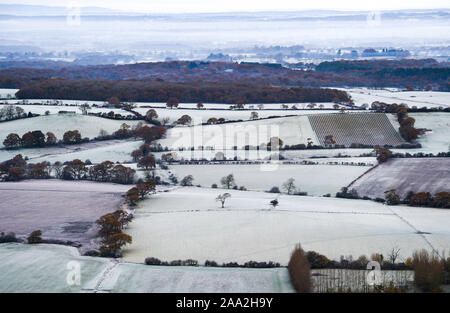 Brighton UK November 2019 19 - Am frühen Morgen Nebel und Frost legt über die Landschaft von der South Downs Nördlich von Brighton nach der kältesten Nacht der Herbst so weit mit Temperaturen tauchen so niedrig wie minus 9 Grad in einigen Teilen von Schottland. Foto: Simon Dack/Alamy leben Nachrichten Stockfoto