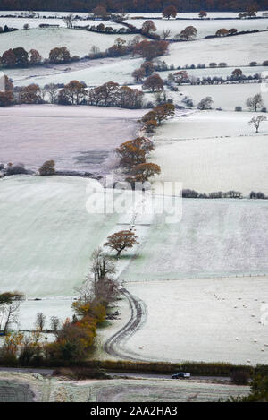 Brighton UK November 2019 19 - Am frühen Morgen Nebel und Frost legt über die Landschaft von der South Downs Nördlich von Brighton nach der kältesten Nacht der Herbst so weit mit Temperaturen tauchen so niedrig wie minus 9 Grad in einigen Teilen von Schottland. Foto: Simon Dack/Alamy leben Nachrichten Stockfoto