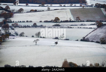 Brighton UK November 2019 19 - Am frühen Morgen Nebel und Frost legt über die Landschaft von der South Downs Nördlich von Brighton nach der kältesten Nacht der Herbst so weit mit Temperaturen tauchen so niedrig wie minus 9 Grad in einigen Teilen von Schottland. Foto: Simon Dack/Alamy leben Nachrichten Stockfoto