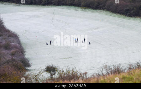 Brighton UK November 2019 19 - Golfspieler genießen Ein frostiger Runde am Wasserfall Golfplatz Nördlich von Brighton nach der kältesten Nacht der Herbst so weit mit Temperaturen tauchen so niedrig wie minus 9 Grad in einigen Teilen von Schottland. Foto: Simon Dack/Alamy leben Nachrichten Stockfoto