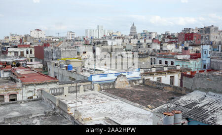Havanna, Kuba - 20. Januar 2016: Blick über die Dächer von Havanna, die Hauptstadt Kubas. Stockfoto