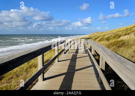 Holzsteg in den Dünen am Strand, zwischen Wenningstedt und Kampen, Sylt, Nordfriesische Inseln, Nordsee, Nordfriesland, Schleswig-Holstein Stockfoto