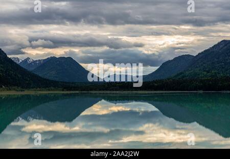 Sylvenstein See, Sylvenstein Stausee, bewölkter Himmel, in der Nähe von Lenggries, Isarwinkel, Luftaufnahme, Oberbayern, Bayern, Deutschland Stockfoto