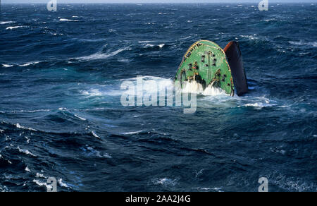 Ölverschmutzung durch die Havarie des Tankers Erika vor den Küsten der Bretagne (Frankreich) am 12. Dezember 1999. Der Öltanker durch die Gesamtzahl der Chartered 31.000 Tonnen Schweröl zu tragen brach in zwei in einem Sturm vor Penmarc'h: Hier, den Untergang Bug Stockfoto