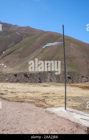 Shattered Argentinien Flagge gesehen auf den Aconcagua Park, Provinz Mendoza, Argentinien Stockfoto