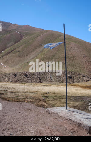 Shattered Argentinien Flagge gesehen auf den Aconcagua Park, Provinz Mendoza, Argentinien Stockfoto