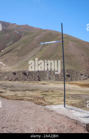 Shattered Argentinien Flagge gesehen auf den Aconcagua Park, Provinz Mendoza, Argentinien Stockfoto