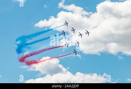 Kunstflug mit French Flag, Patrouille de France, Kunstflug squadron der französischen Luftwaffe, Flugzeug Alpha Jet in französischer Sprache Farben, Airshow, Paris Stockfoto