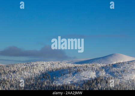 Landschaft mit Schnee bedeckten Berg mit Panoramablick auf Kandalaksha, Skigebiet Stockfoto