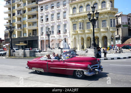 Havanna, Kuba - 20. Dezember 2016: Alte amerikanische Autos sind immer noch eine gemeinsame Sicht in den Gassen von Havanna, Kuba. Viele werden als Taxis für beide Touri verwendet Stockfoto