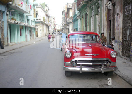 Havanna, Kuba - 20. Dezember 2016: Alte amerikanische Autos sind immer noch eine gemeinsame Sicht in den Gassen von Havanna, Kuba. Viele werden als Taxis für beide Touri verwendet Stockfoto