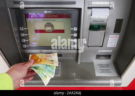 Israelischer neuer Schekel Banknoten von einem Geldautomaten Stockfoto