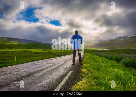 Mann auf der Straße Stockfoto