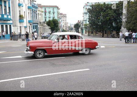 Havanna, Kuba - 20. Dezember 2016: Alte amerikanische Autos sind immer noch eine gemeinsame Sicht in den Gassen von Havanna, Kuba. Viele werden als Taxis für beide Touri verwendet Stockfoto