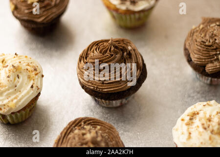 Süße hausgemachte Schokolade und lemon Cupcakes Stockfoto