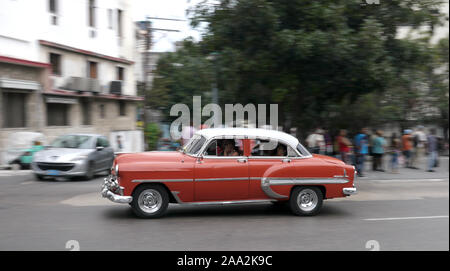 Havanna, Kuba - 20. Dezember 2016: Alte amerikanische Autos sind immer noch eine gemeinsame Sicht in den Gassen von Havanna, Kuba. Viele werden als Taxis für beide Touri verwendet Stockfoto