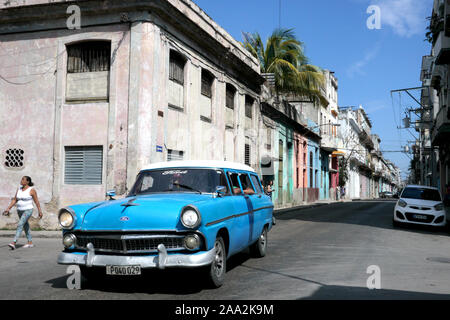 Havanna, Kuba - 20. Dezember 2016: Alte amerikanische Autos sind immer noch eine gemeinsame Sicht in den Gassen von Havanna, Kuba. Viele werden als Taxis für beide Touri verwendet Stockfoto