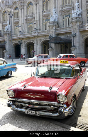 Havanna, Kuba - 20. Dezember 2016: Alte amerikanische Autos sind immer noch eine gemeinsame Sicht in den Gassen von Havanna, Kuba. Viele werden als Taxis für beide Touri verwendet Stockfoto