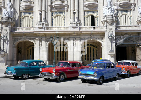 Havanna, Kuba - 20. Dezember 2016: Alte amerikanische Autos sind immer noch eine gemeinsame Sicht in den Gassen von Havanna, Kuba. Viele werden als Taxis für beide Touri verwendet Stockfoto