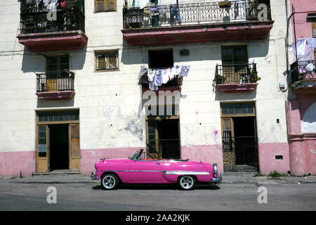 Havanna, Kuba - 20. Dezember 2016: Alte amerikanische Autos sind immer noch eine gemeinsame Sicht in den Gassen von Havanna, Kuba. Viele werden als Taxis für beide Touri verwendet Stockfoto