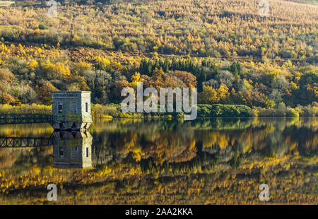 Herbstreflexionen über den Talybont Reservoir im Brecon Beacons National Park Powys South Wales. Der Herbst ist da. Stockfoto