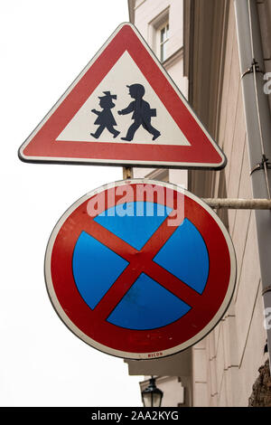 Verkehrsschilder Halteverbot und Vorsicht Kinder in Brünn in der Tschechischen Republik Stockfoto