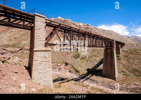 Eisen bahn Brücke über den Fluss Mendoza auf der Gebirgskette der Anden in der Nähe von Puente del Inca in der Provinz Mendoza, Argentinien Stockfoto