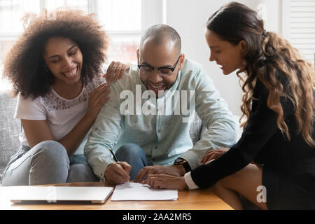 Glückliche Kunden unterzeichnen Vereinbarung mit oder Immobilienmakler. Stockfoto