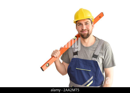 Freundliche Bauarbeiter - Handwerker in Arbeitskleidung mit einer Wasserwaage auf weißem Hintergrund Stockfoto