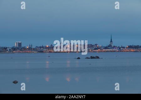 TALLINN, Estland - April, 29, 2018: Die Stadt abends Skyline, Meerblick Stockfoto