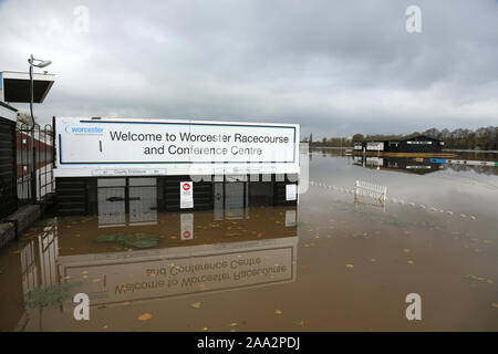 Worcester Pferderennbahn und Konferenzzentrum am Fluss Severn, Worcester, England, Großbritannien überschwemmt. Stockfoto