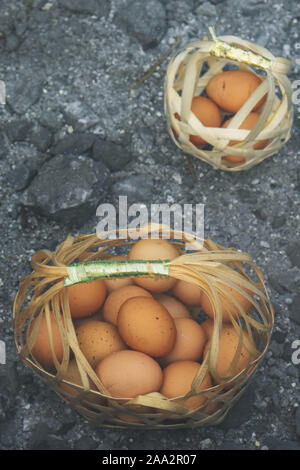 Kochen Eier in natürlichen heißen in Chae Sohn Nationalpark, Thailand Stockfoto