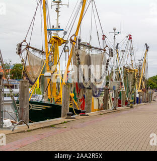 Garnelen Kutter in Greetsiel, einem idyllischen Dorf in Ostfriesland, Norddeutschland entfernt gesehen Stockfoto