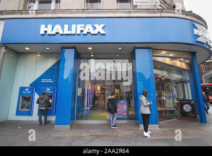 London/Großbritannien - 13. November 2019 - Halifax Bank auf Tottenham Court Road. Stockfoto
