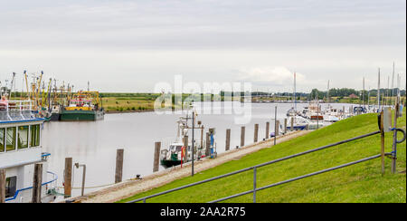 Hafen Landschaft in Greetsiel, einem idyllischen Dorf in Ostfriesland, Norddeutschland entfernt Stockfoto