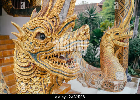 Dragon Guard Statue am thailändischen buddhistischen Tempel Eingang Stockfoto